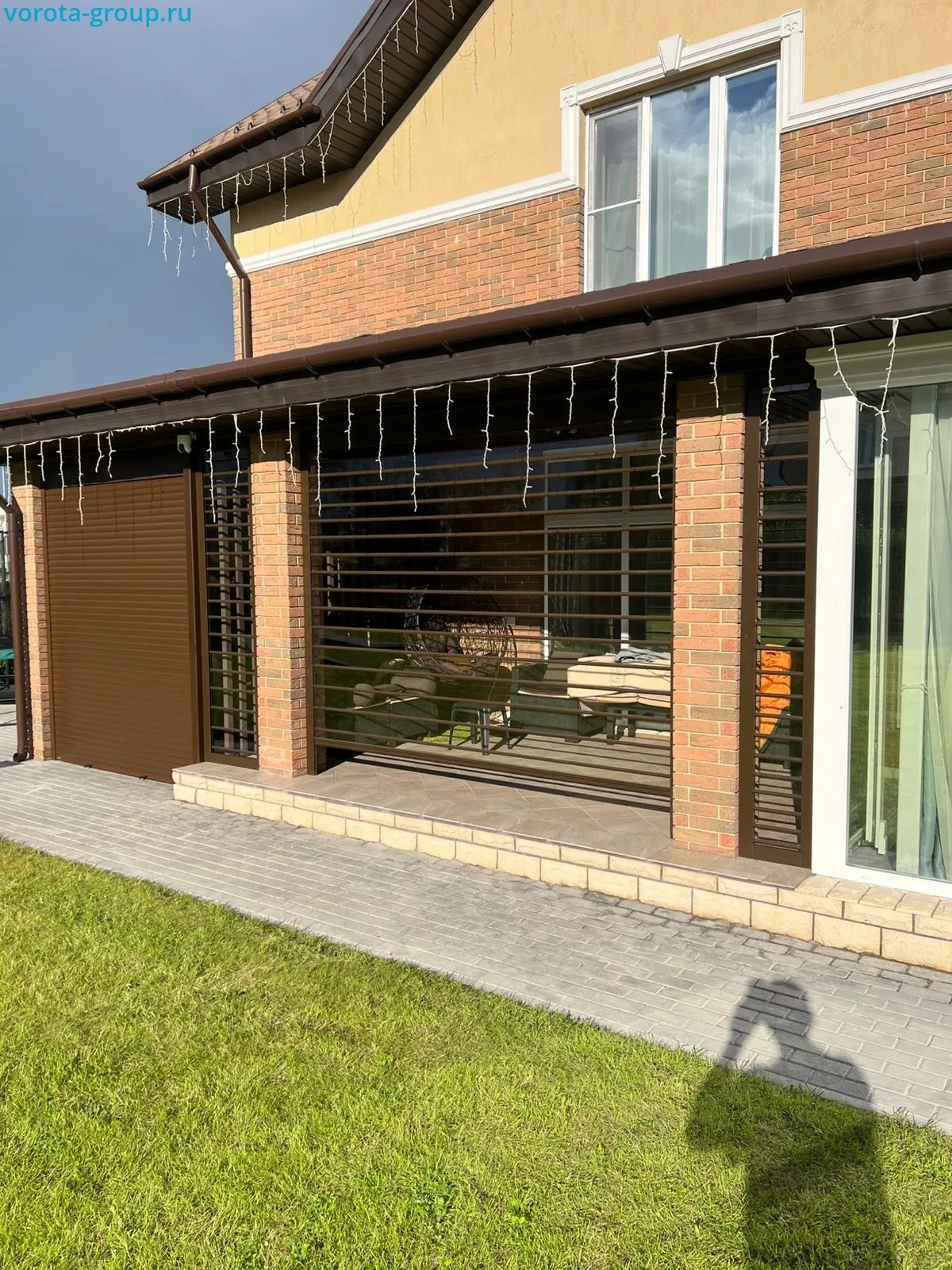 Прозрачные рольставни для террасы кирпичного дома